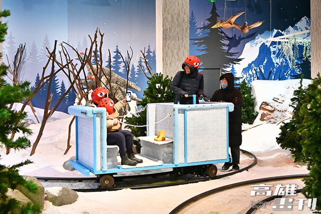 侏罗纪X恐龙雪世界展区，独家打造手控冰砖车，空中还有翼龙伴随而行。(摄影/Carter)
