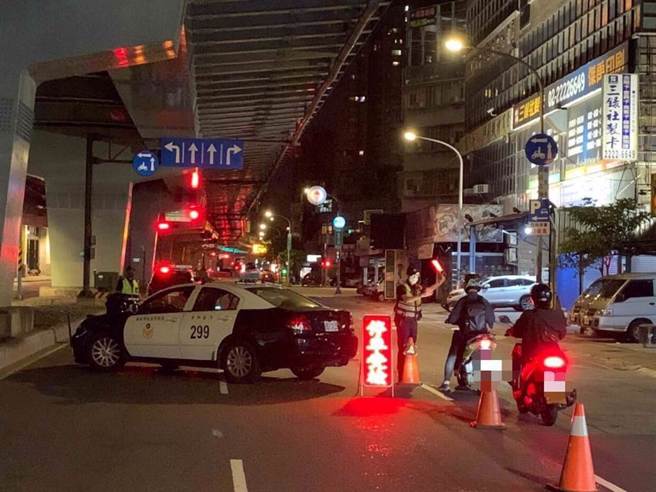 台中男酒测爆表喊冤 真相曝光是「酒精95％漱口水」害的，图为警方酒测示意图。(中时资料库)