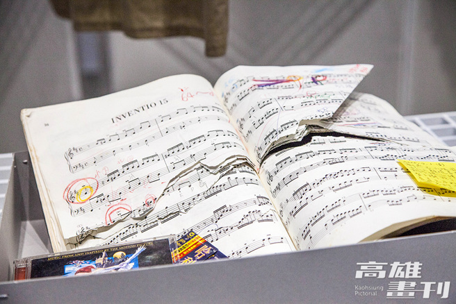 臺湾钢琴家及电影配乐家林弘韬的盒子里，放着高中三年级毕业后就没有洗过的制服，还有18年前被母亲撕破的钢琴乐谱。(摄影/李瑰娴)
