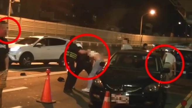 嫌犯在现场与警员发生扭打。（警方提供）