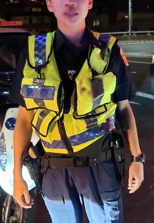 警员在与嫌犯对抗中受伤。（警方提供）