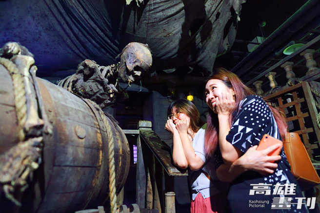 以细致场景、逼真道具打造出电影《神鬼奇航》中的幽灵船，真假虚实难辨，考验游客们的胆量。(摄影/Carter)
