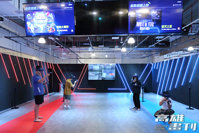 多人射击游戏可分组对战，激发每个人的好胜心，一玩就上瘾。(摄影/Carter)
