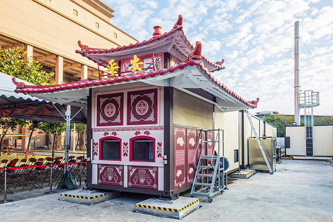 高雄市率全国之先启用「平安」、「如意」2座可移动式纸钱专用环保金炉，外观仿货柜型式可移动式设计，增加处理机动性。(图片提供/高市府环保局)
