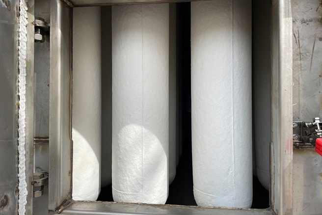 「平安」与「如意」2座创新环保金炉，具有「耐高温空污防制设备降低排放」特色，旋风集尘器搭配耐高温陶瓷滤管的设计，可降低空污排放量，图为耐高温陶瓷滤管。(图片提供/高市府环保局)
