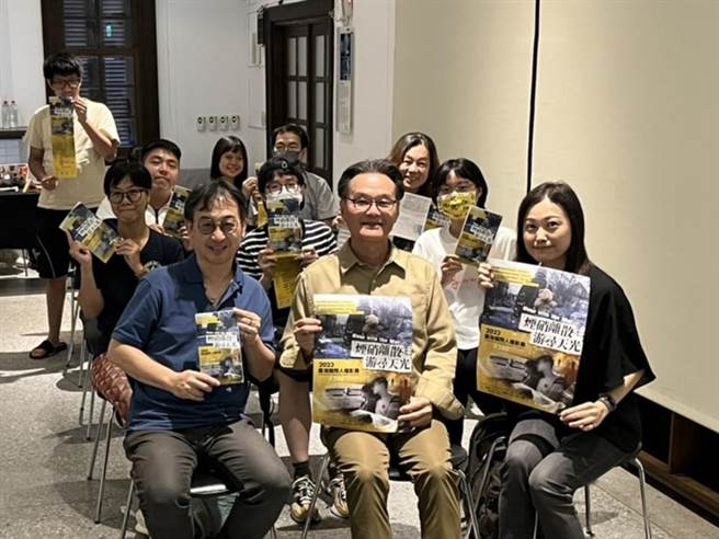 国家人权博物馆「2023台湾国际人权影展」选片指南讲座对台，由策展人黄明川导演（前排左二）及影评人雀雀（右一）解析策展主题及选片看点。（文化部提供／李欣恬台北传真）