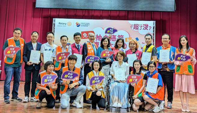 基隆市副市長邱佩琳、社會處長楊玉欣、衛生局長張賢政等人，10日出席與肝基會聯合主辦的免費健檢，提供身障族群免費癌症篩檢。（張志康攝）