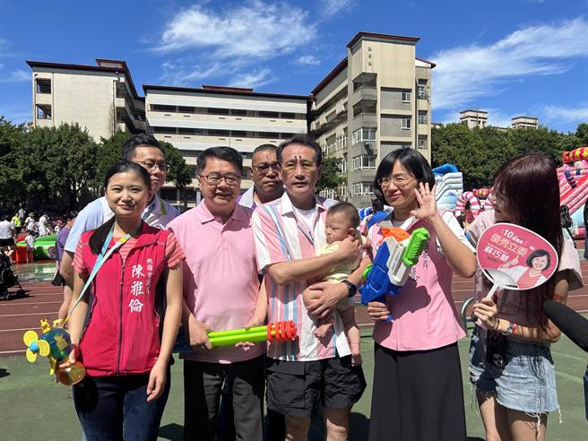 民进党立委苏巧慧、郑运鹏、吴秉叡于今(10)日携同邻近地区议员于树林三多国小举办「夏天水上FUN疯日」。（刘玮晴摄）