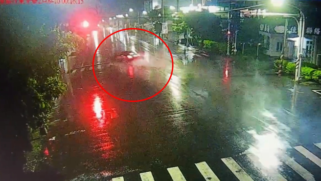 恐怖撞击画面曝！台南宾士大雨中「打水漂」，飙撞电杆2死3伤。（翻摄自影片）
