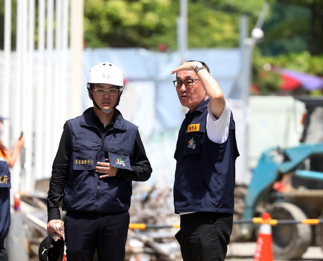 民进党立委高嘉瑜10日质疑，恐有「门神」替基泰护航。台北市副市长李四川表示，「连我都不认识」，没有所谓门神。台北市副市长李四川（右）10日赴大直街民宅塌陷现场会勘。（刘宗龙摄）