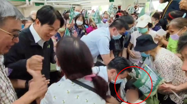 民进党总统参选人赖清德到嘉义市造势，爆人潮推挤阿嬷倒地。（廖素慧摄）