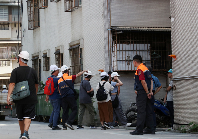 因基泰建設施工不當，導致台北市大直街94巷的民宅塌陷受損，不少受災戶10日在消防人員陪同下，返回住家查看受損狀況。（劉宗龍攝）