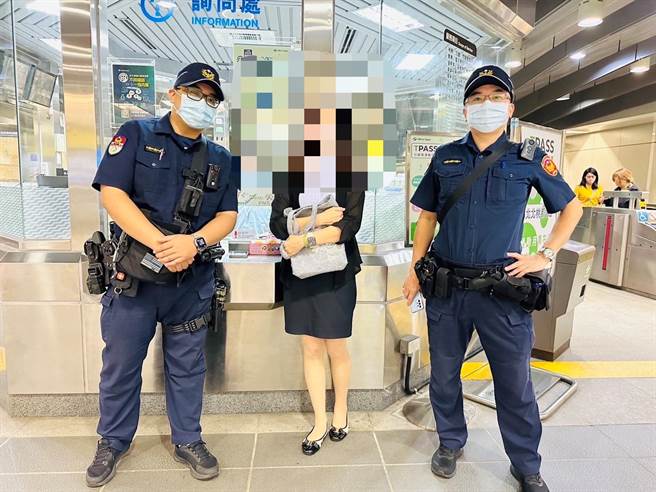 妇人遗失26万现金后失而復得对员警感谢不已。（翻摄画面）