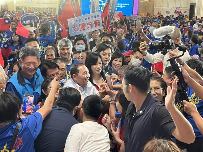 國民黨總統參選人侯友宜今出席桃園、嘉義同鄉會挺侯大會，主辦單位喊出現場湧進3000人，侯友宜笑說支持者很熱情，自己連褲子都差點被拉下來。（陳夢茹攝）