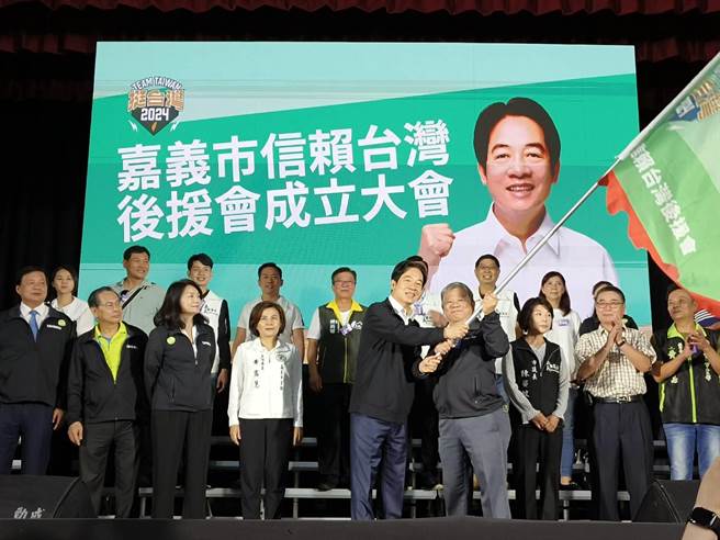 赖清德授旗给「嘉义市信赖台湾后援会」总会长黄俊森。（廖素慧摄）