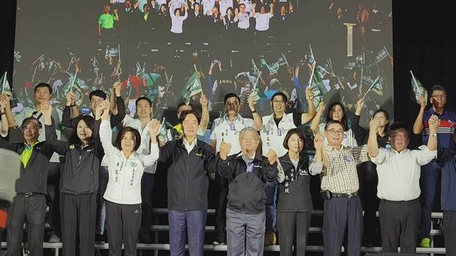 赖清德「嘉义市信赖台湾后援会」今天成立，前市长涂醒哲、总会长黄俊森、嘉义市议长陈姿妏及民进党籍议员同台高呼「冻蒜」。（廖素慧摄）