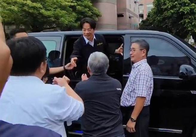 赖清德出席「嘉义市信赖台湾后援会」成立大会后离去前， 挥手向群眾致意。（廖素慧摄）