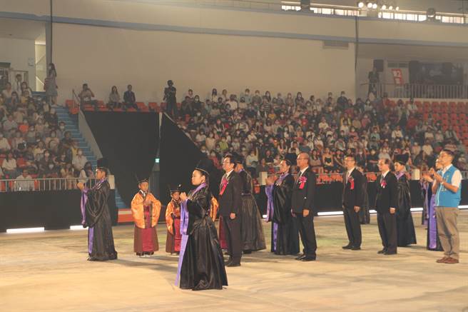 祭典由新北市副市長劉和然擔任正獻官，教育部次長林騰蛟、教育部前部長吳清基受邀上香祭拜。（高鈞麟攝）