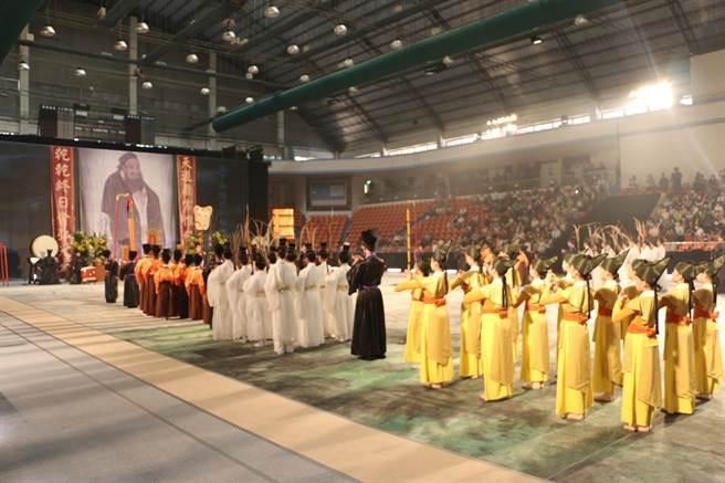 祭典舞蹈演繹部分，除傳統祭典中的八佾舞，更加入武舞及雩舞，約200多位學生參演。（高鈞麟攝）