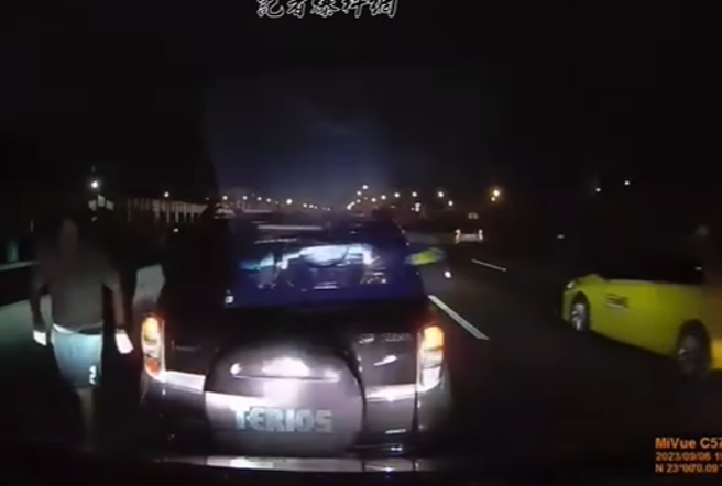 三宝休旅车「停国道内线」挡救护车  ，驶下车呛，国道警要开罚了。(翻摄自记者爆料网)