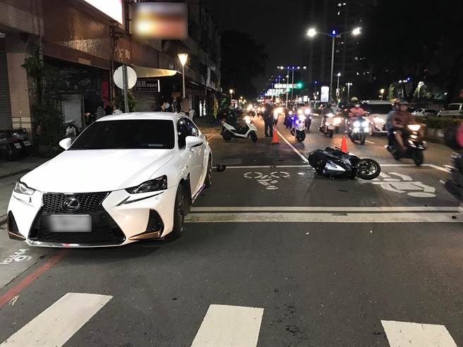 轿车变道不慎，后方机车骑士反应不及撞上。（翻摄照片／崔正纲高雄传真）