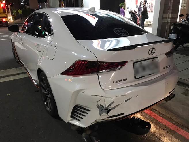 轿车变道不慎，后方机车骑士反应不及撞上。（翻摄照片／崔正纲高雄传真）