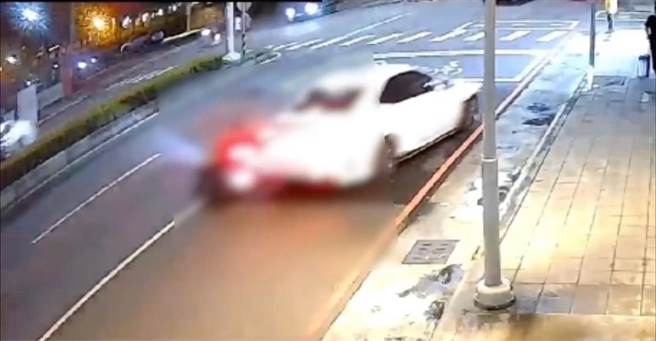 轿车变道不慎，后方机车骑士反应不及撞上。（翻摄照片／崔正纲高雄传真）