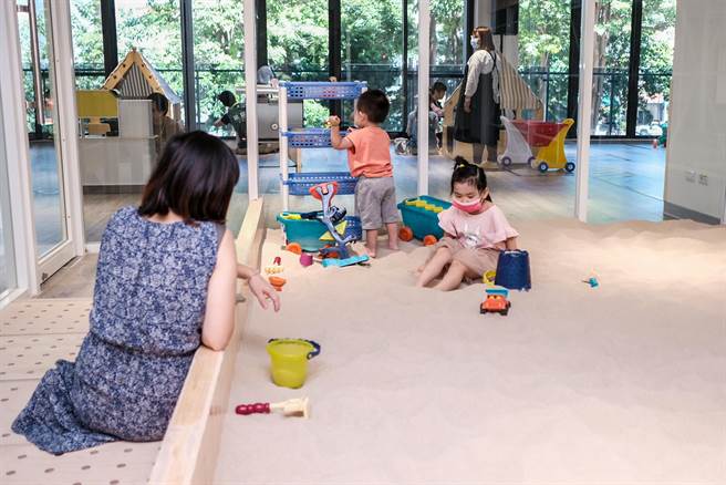 新竹县综合社会福利馆设立托婴中心，2楼有玻璃屋沙坑，让小朋友在内游玩。（罗浚滨摄）