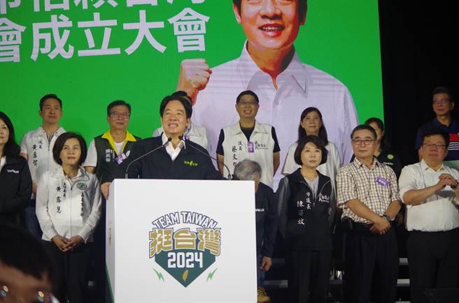 赖清德今天授旗信赖台湾后援会成立，高喊「分进合击」。（廖素慧摄）