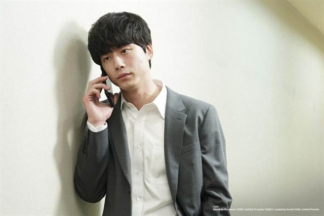《CODE-愿望的代价》坂口健太郎饰演刑警二宫凑人。（HamiVideo提供）