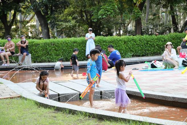 头份市运动公园打造亲水设施水漾步道，延长开放到9月底。（头份市公所提供／李京升苗栗传真）