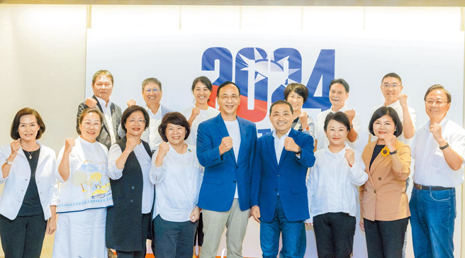 国民党总统参选人侯友宜（前右四）9日宴请蓝营县市首长，国民党主席朱立伦（前右五）及无党籍苗栗县县长锺东锦（后排左）出席。（侯友宜竞选办公室提供）