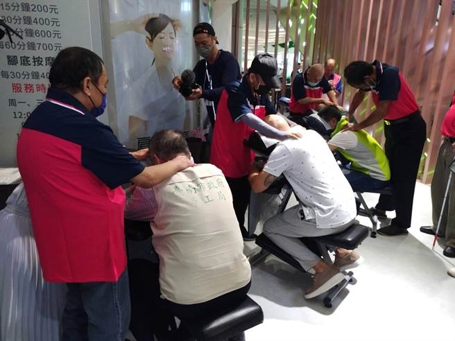 台南市政府劳工局挺视障按摩师，推抽奖活动吁支持。（张毓翎摄）