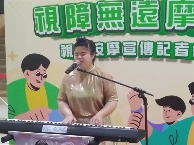 市府劳工局今天在东山服务区办宣传活动，一开场，由视障歌手侯络瓈献唱。（张毓翎摄）