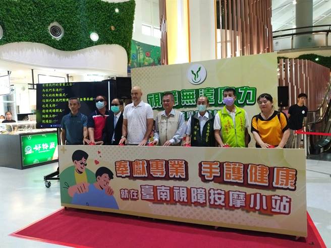 劳工局邀请艺人吴凤（左四）担任代言人，呼吁社会多关心与支持视障按摩。（张毓翎摄）