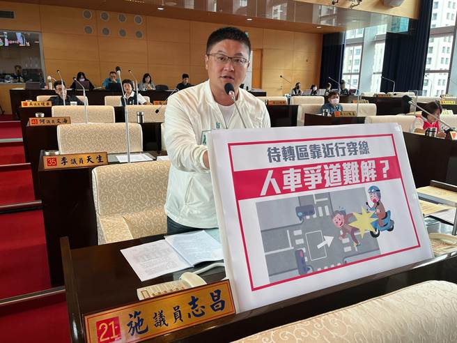 台中市议员施志昌认为，许多机车待转区与人行穿越道线靠得太过紧密，若机车溢到待转区外时，恐衍生行人与机车争道的状况。（施志昌提供）