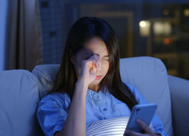 醫師林宜鴻表示，長期熬夜追劇易讓20歲以下的年輕人近視加深，尤其高度近視者更要注意，視網膜剝離風險是正常人的40倍。（示意圖／達志影像）