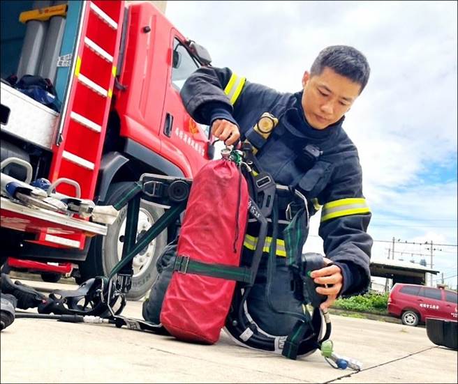 头份分队消防员张仕勋，获消防员最高荣誉「凤凰奖」。（苗栗县消防局提供／李京升苗栗传真）