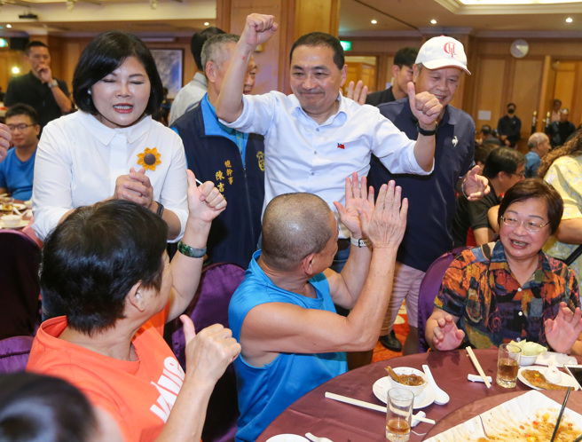 國民黨總統參選人侯友宜（中）10日中午出席新北市鶯歌區雲林同鄉會第4屆第3次會員大會，雲林縣長張麗善（左）也一同與會，現場受到支持民眾熱情歡迎。（陳麒全攝）