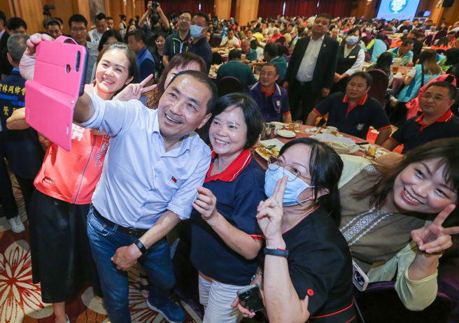 國民黨總統參選人侯友宜10日中午出席新北市鶯歌區雲林同鄉會第4屆第3次會員大會，受到支持民眾熱情歡迎，侯友宜也親切地拿著民眾的手機自拍。（陳麒全攝）