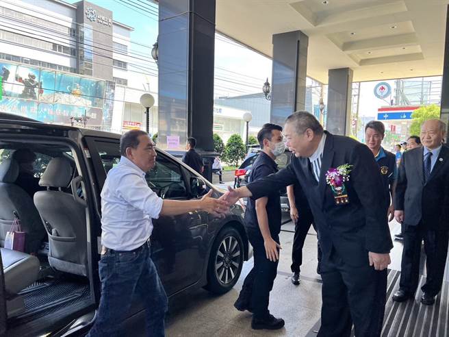 侯友宜中午趕赴參加新北市鶯歌區雲林同鄉會會員大會，受到熱烈支持。(蔡依珍攝)