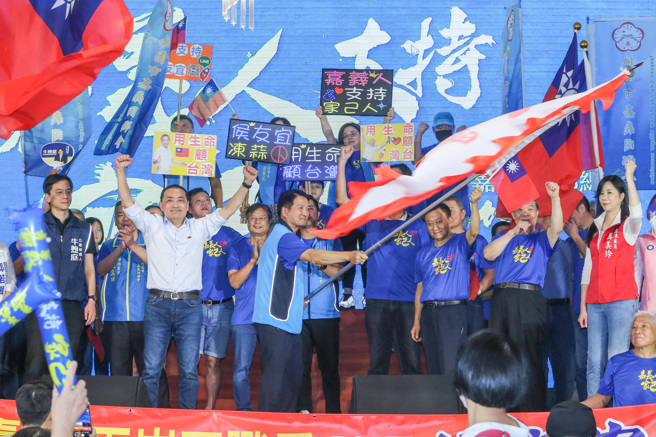 國民黨總統參選人侯友宜10日上午出席桃園嘉義同鄉會挺侯大會，並授旗「侯援會」，現場氣氛熱烈。（陳麒全攝） 