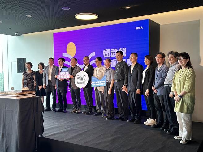 卫武营国家艺术文化中心今日迎来5周年生日，高雄市长陈其迈（左4）、文化部长史哲（左5）到场欢庆。（崔正纲摄）