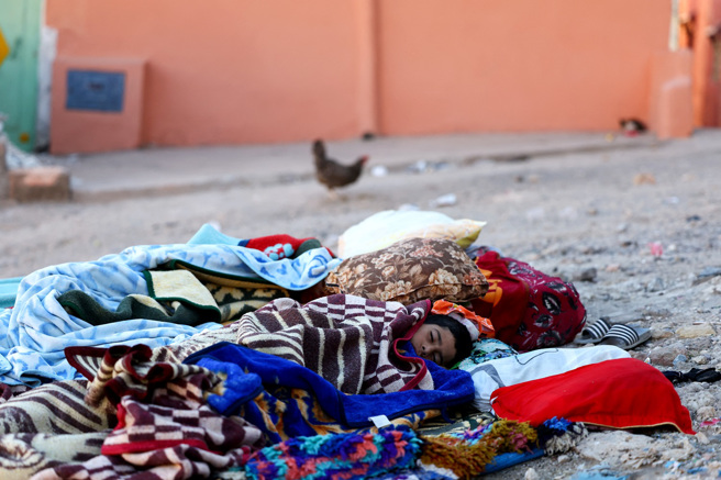 摩洛哥南部强震重创山村穆莱卜拉欣（Moulay Brahim），地震后村民露宿街头、不敢回家。（图／路透社）