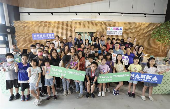 桃园市观旅局邀请新北市经济及文化较贫乏家庭参访世客博，并赴台湾客家茶文化馆体验茶文化。（吕筱蝉摄）