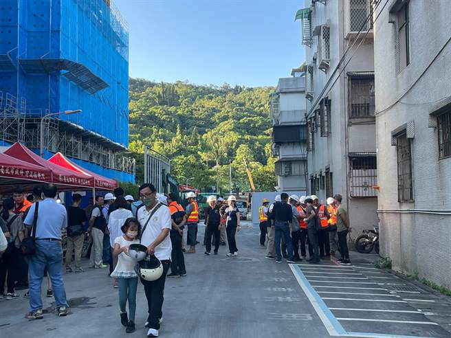 基泰建设于大直建案7日晚间造成邻近房屋龟裂下陷，附近住户紧急疏散、安置，今日有许多住户陆续回家拿取物品。（刘彦宜摄）