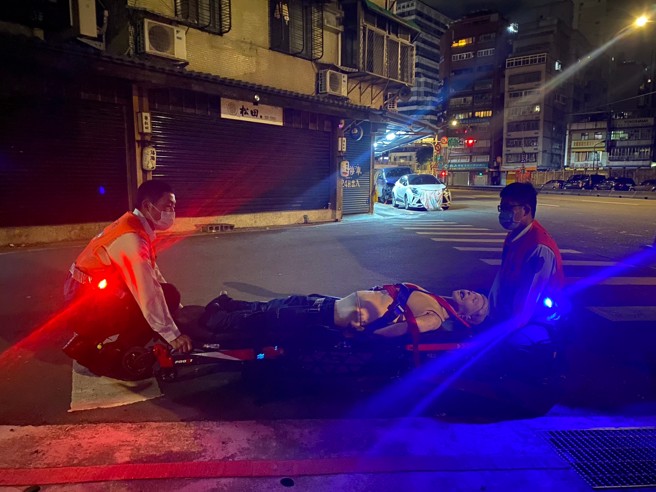 北市消防局透過全國首創「生物動態亮燈」的概念，除增加救護員在車禍救護現場安全性，由被動的安全，轉為主動示警。（圖／北市消防局提供）