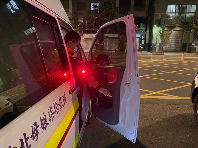 北市消防局透過全國首創「生物動態亮燈」的概念，除增加救護員在車禍救護現場安全性，由被動的安全，轉為主動示警。（圖／北市消防局提供）