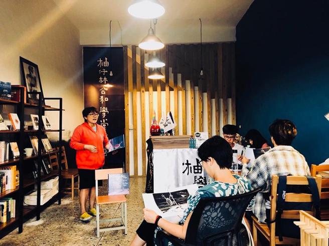  回乡女子邱适珩（左一）在美浓开书店已迈入第5年，她集结其他后生努力推广客庄文化。（图／高雄市青年局）