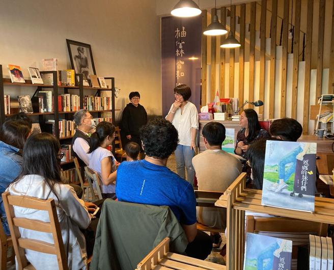 「柚合学书」不定期举办讲座，座谈主题多元，涵盖客家文化、饮食生活及自然生态等。（翻摄自「柚仔林合和学堂书店」脸书粉专）